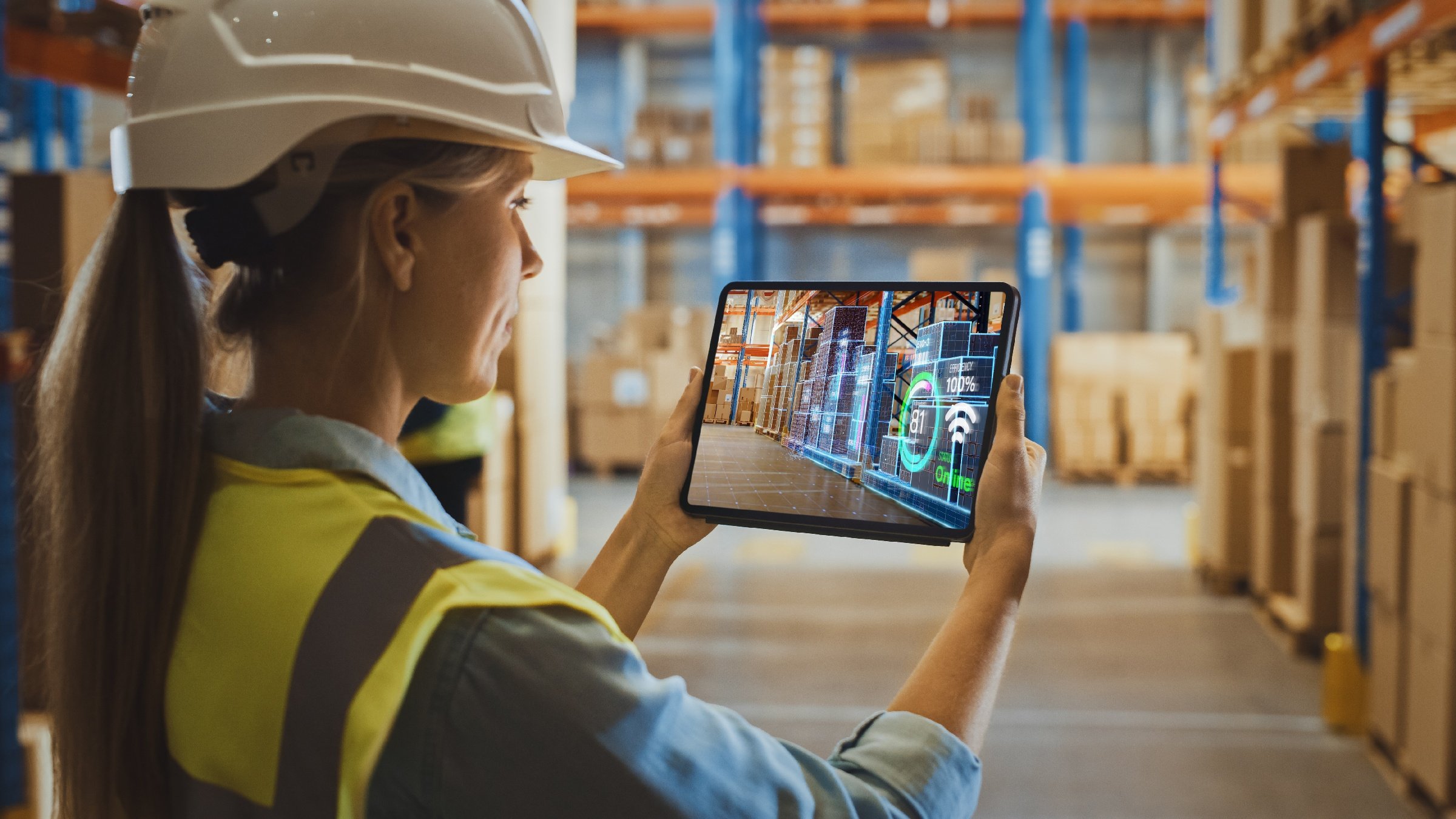 Nainen käyttää digital twin supply chain warehouse reality -sovellusta tabletilla.